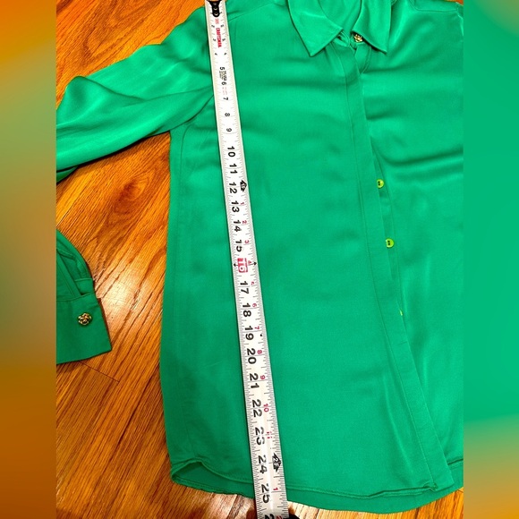 Striking shiny green viscose shirt top shirt blouse Dubai Mall brand. Size XS - Picture 3 of 13